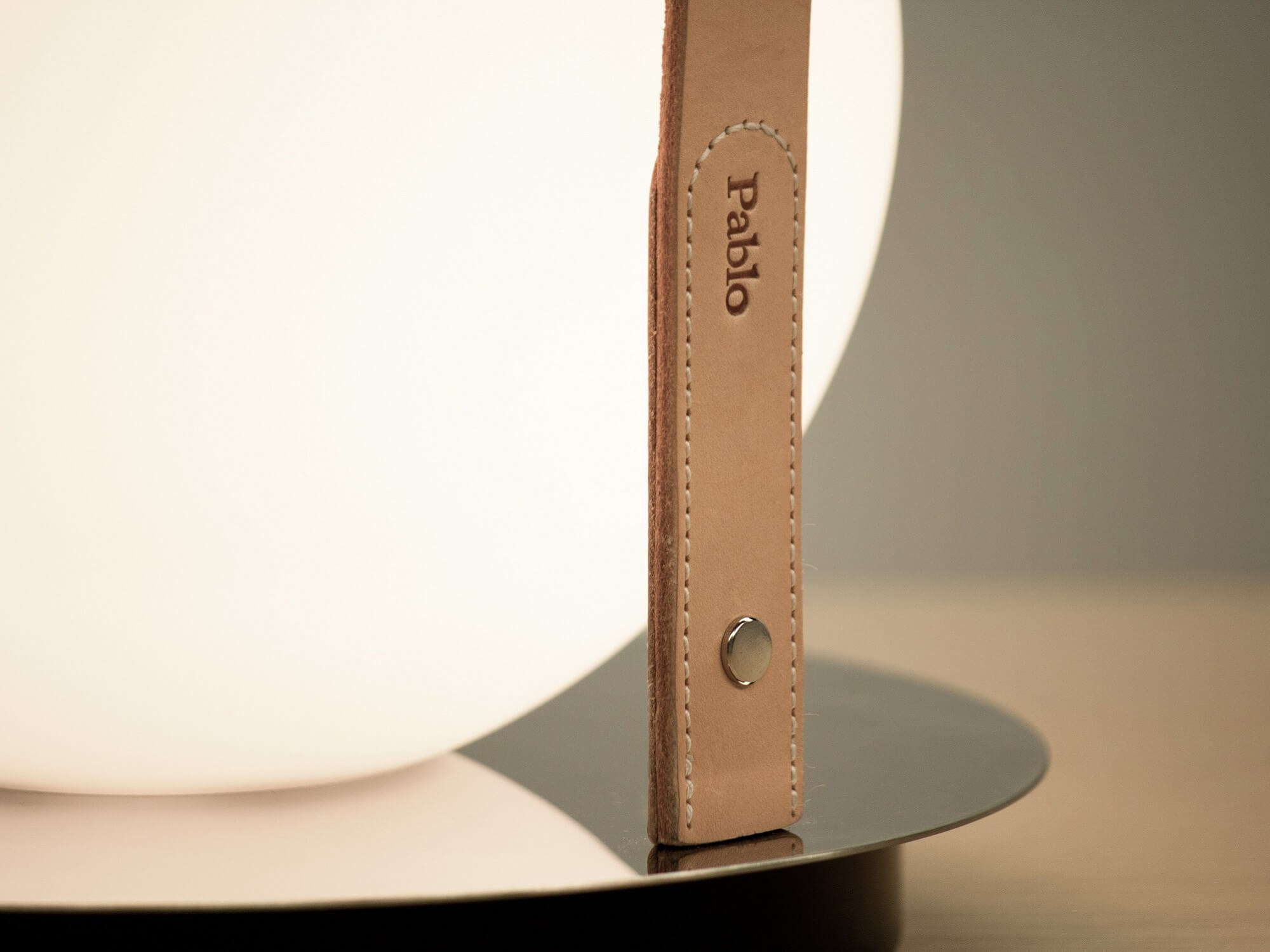 Round table lamp with leather handle detail view
